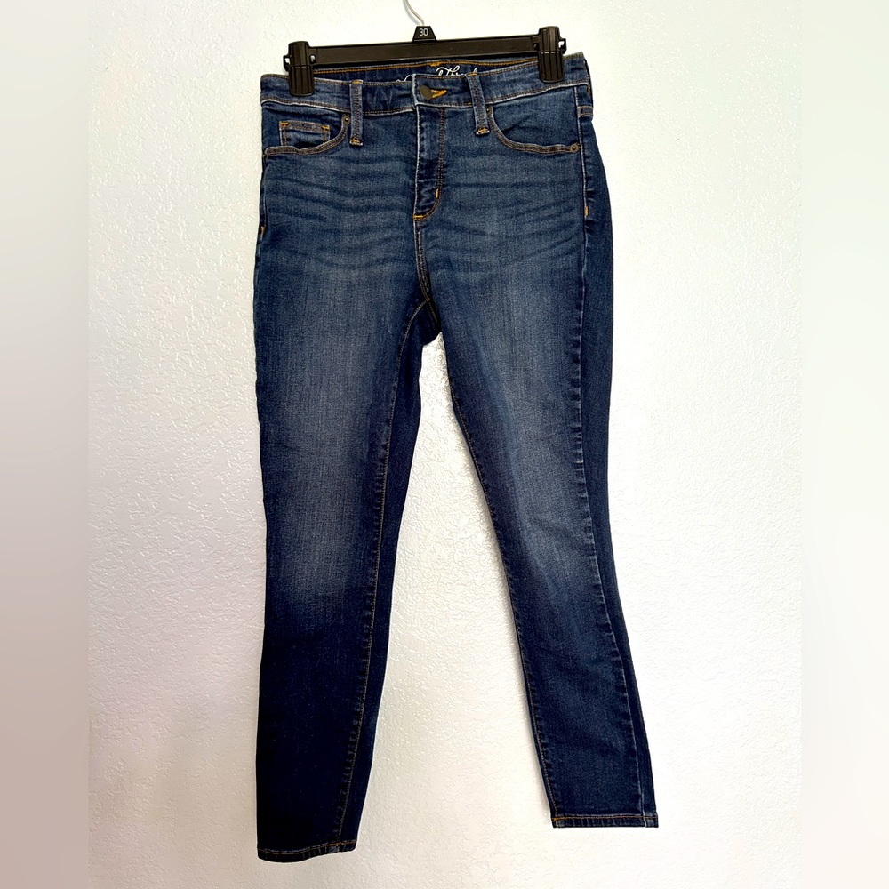 Universal Thread Dark Blue Denim High-Rise Skinny Denim Jeans. Size 4/27S. EUC.